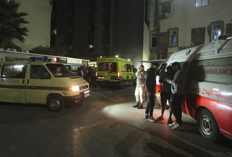 Orang-orang berkumpul di sekitar ambulans di luar rumah sakit tempat korban serangan Israel yang menargetkan kamp pengungsi Ein el-Hilweh di kota pelabuhan Sidon, Lebanon, Selasa (18/11/2025). Foto: Mohammad Zaatari/AP Photo