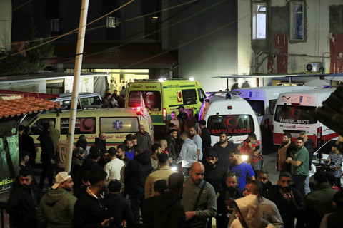 Orang-orang berkumpul di sekitar ambulans di luar rumah sakit tempat korban serangan Israel yang menargetkan kamp pengungsi Ein el-Hilweh di kota pelabuhan Sidon, Lebanon, Selasa (18/11/2025). Foto: Mohammad Zaatari/AP Photo
