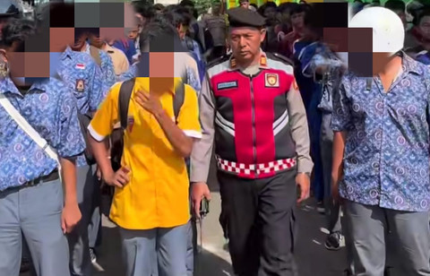 Para siswa SMKN 3 Lubuklinggau saat menyerbu sekolah MAN 2 Lubuklinggau. Foto : Istimewa