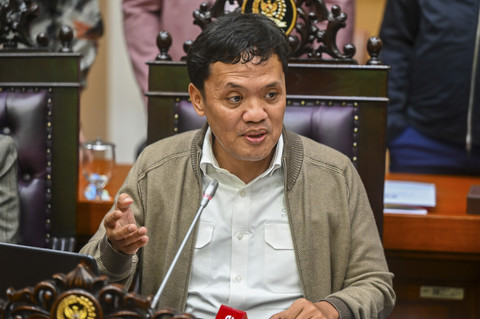Ketua Komisi III DPR Habiburokhman memberikan keterangan pers terkait RUU Penyesuaian Pidana di Kompleks Parlemen, Senayan, Jakarta, Rabu (19/11/2025). Foto: Rivan Awal Lingga/ANTARA FOTO