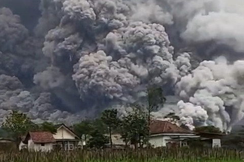Luncuran awan panas Gunung Semeru, Rabu (19/11/2025). Foto: Dok. Istimewa