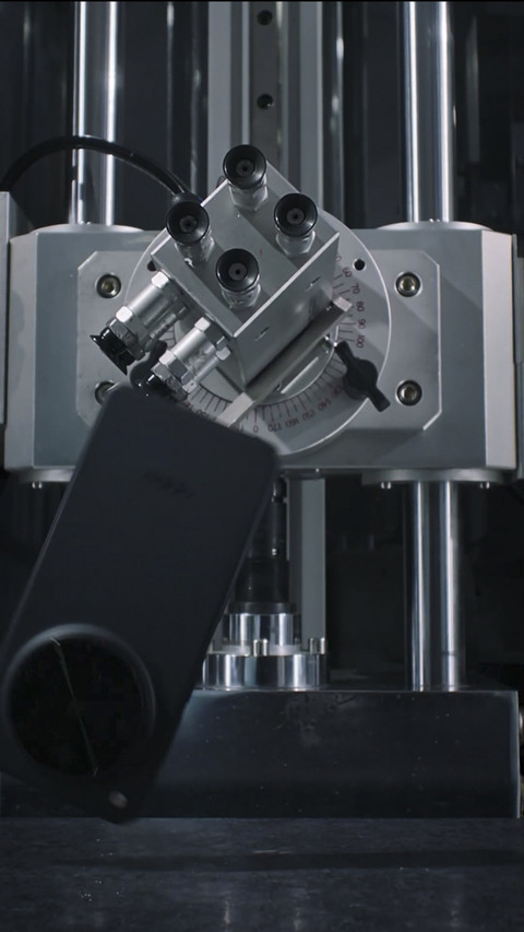 Uji ketahanan HP Oppo. Foto: Dok. Oppo