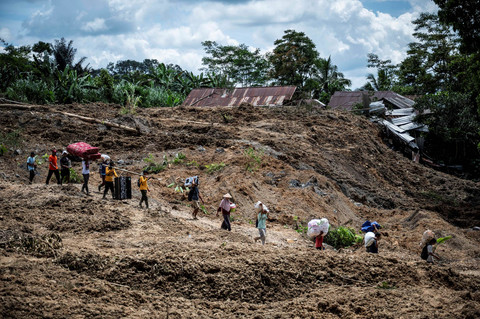 Relawan menyelamatkan barang-barang berharga milik warga pascabencana tanah longsor di Dusun Situkung, Desa Pandanarum, Kecamatan Pandanarum, Kabupaten Banjarnegara, Jawa Tengah, Rabu (19/11/2025). Foto: Aprillio Akbar/ANTARA FOTO