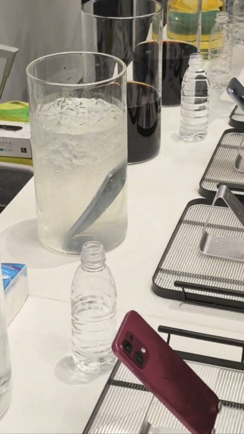 Uji ketahanan HP Oppo. Foto: Andrian Gilang Khrisnanda/kumparan