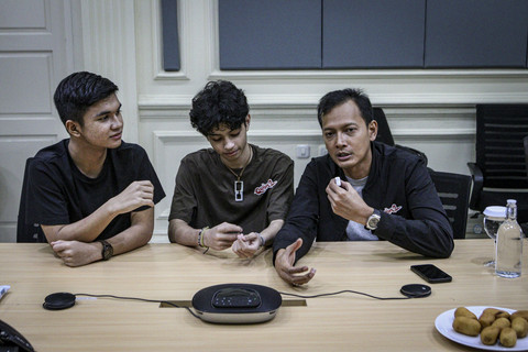 Pemeran film Qorin 2 Fedi Nuril, Ali Fikry, dan Muzakki Ramadhan menjawab pertanyaan wartawan saat berkunjung ke kumparan di Pasar Minggu, Jakarta, Rabu (19/11/2025). Foto: Darryl Ramadhan/kumparan