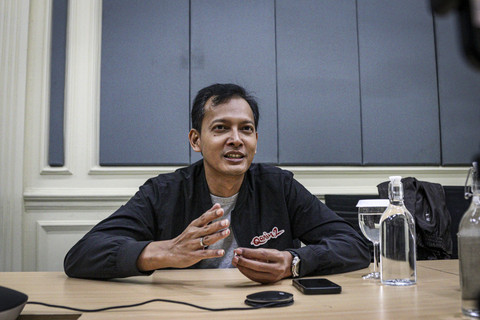 Pemeran film Qorin 2 Fedi Nuril menjawab pertanyaan wartawan saat berkunjung ke kumparan di Pasar Minggu, Jakarta, Rabu (19/11/2025). Foto: Darryl Ramadhan/kumparan