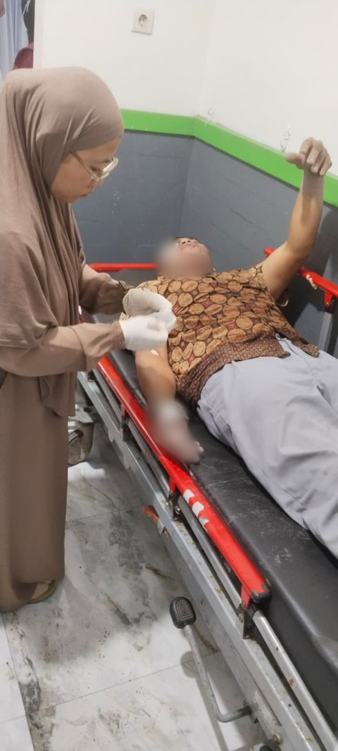 Warga mengalami luka bakar terkena awan panas Erupsi Gunung Semeru saat melintas di wilayah Gladak Perak, Sumbermujur, Kabupaten Lumajang, Rabu (19/11/2025)  Foto: BPBD Lumajang