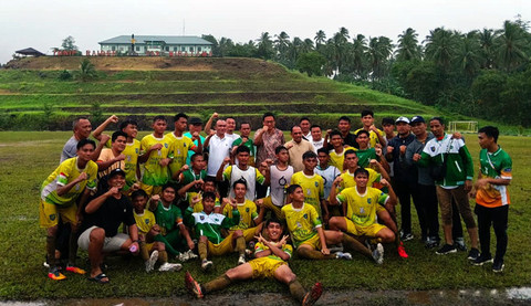 Tim sepak bola Kabupaten Bolaang Mongondow (Bolmong) foto bersama Bupati Bolmong, Yusra Alhabsyi, usai laga melawan Kabupaten Boltim di babak 8 besar Pekan Olahraga Provinsi (Porprov) Sulawesi Utara, Rabu 19 November 2025.