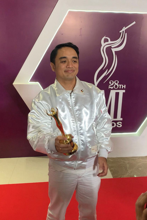 Musisi Dipha Barus memenangkan salah satu kategori penghargaan AMI Awards 2025 pada Rabu (19/11/2025). Foto: Vincentius Mario/kumparan