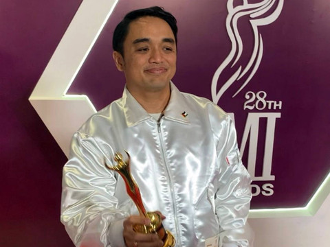 Musisi Dipha Barus memenangkan salah satu kategori penghargaan AMI Awards 2025 pada Rabu (19/11/2025).   Foto: Vincentius Mario/kumparan