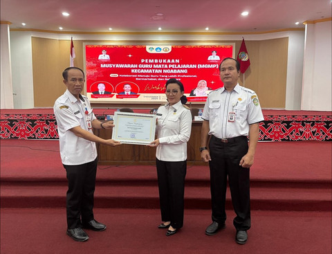 Bupati Landak, Karolin, menerima piagam penghargaan percepatan penurunan angka buta aksara. Foto: Dok. Instagram @dr_karolin