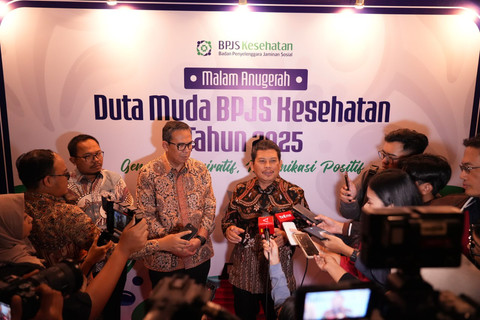 Direktur Utama BPJS Kesehatan, Ghufron Mukti (kelima dari kiri) dan Ketua Dewan Jaminan Sosial Nasional (DJSN), Nunung Nuryartono (keempat dari kiri) pada Malam Penganugerahan Duta Muda BPJS Kesehatan, Rabu (19/11). Foto: Dok. BPJS Kesehatan