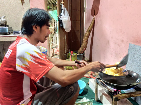 Bapak penjual keripik singkong sedang menggoreng keripik singkong (Foto: Dokumentasi Pribadi).