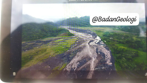 Visual Gunung Semeru terbaru pukul 07.30 WIB, Kamis (20/11/2025).   Foto: Dok. Badan Geologi