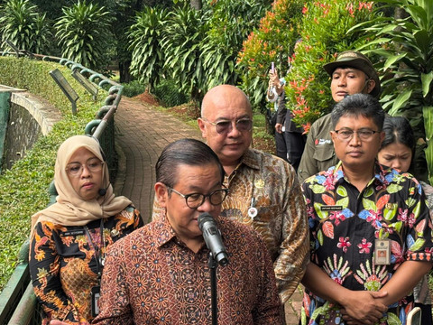 Pramono Anung memberi tanggapan pers di Taman Margasatwa Ragunan, Jakarta Selatan, Kamis (20/11/2025).  Foto: Amira Nada Fauziyyah/kumparan