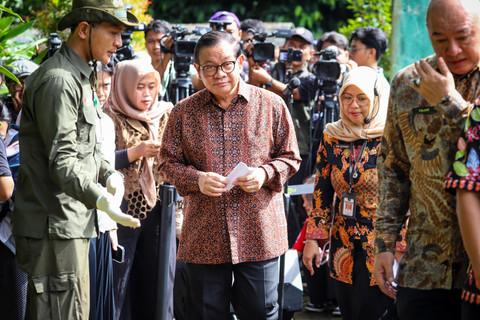 Gubernur DKI Jakarta Pramono Anung melakukan peninjauan langsung terhadap kondisi Macan Benggala di Taman Margasatwa Ragunan, Jakarta, Kamis (20/11/2025). Foto: Iqbal Firdaus/kumparan