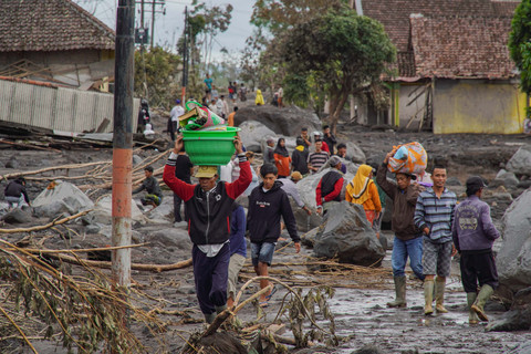 Warga mengevakuasi barang dari rumahnya yang terdampak erupsi Gunung Semeru di Desa Supiturang, Lumajang, Jawa Timur, Kamis (20/11/2025). Foto: Irfan Sumanjaya/ANTARA FOTO