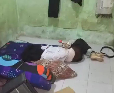 Suasana guru PPPK di OKU yang ditemukan warga  tewas di kamar kontrakannya dengan kondisi mengenaskan—tangan dan kaki terikat, mulut disumpal, serta pakaian robek. Foto : Istimewa
