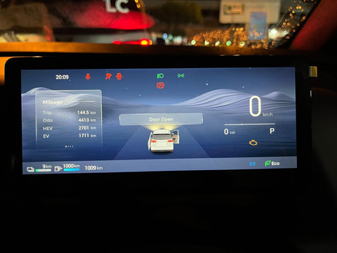 Sisa baterai menunjukkan tersisa 9 kilometer (pojok kiri bawah) setelah menempuh 144,5 kilometer pada Senin (17/11/2025). Foto: Syahrul Ghiffari/kumparan