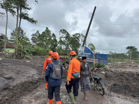 Petugas mengecek sejumlah titik di  desa Dawuhan Wetan, Lumajang, usai erupsi Semeru, Kamis (20/11). Foto: Dok. Istimewa