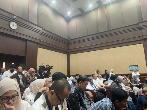 Suasana pengunjung yang memenuhi ruang persidangan kasus dugaan korupsi akuisisi PT Jembatan Nusantara (JN) oleh PT ASDP Indonesia Ferry (Persero), di Pengadilan Tipikor Jakarta, Kamis (20/11/2025). Foto: Fadhil Pramudya/kumparan