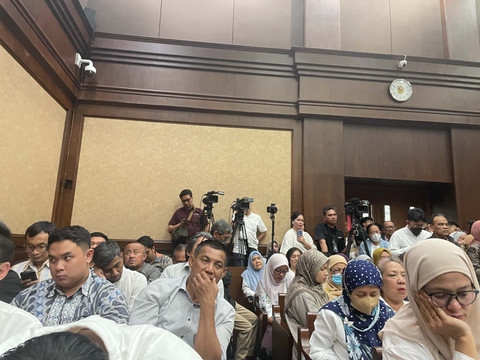 Suasana pengunjung yang memenuhi ruang persidangan kasus dugaan korupsi akuisisi PT Jembatan Nusantara (JN) oleh PT ASDP Indonesia Ferry (Persero), di Pengadilan Tipikor Jakarta, Kamis (20/11/2025). Foto: Fadhil Pramudya/kumparan