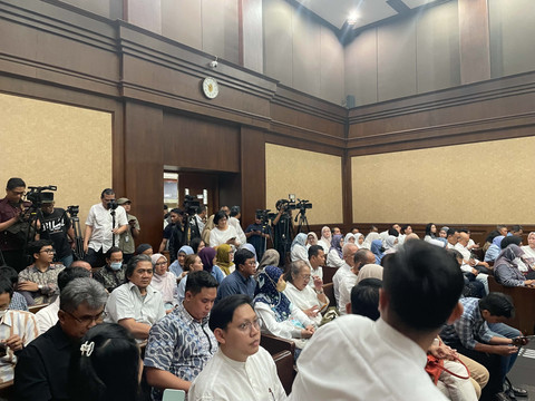 Suasana pengunjung yang memenuhi ruang persidangan kasus dugaan korupsi akuisisi PT Jembatan Nusantara (JN) oleh PT ASDP Indonesia Ferry (Persero), di Pengadilan Tipikor Jakarta, Kamis (20/11/2025). Foto: Fadhil Pramudya/kumparan