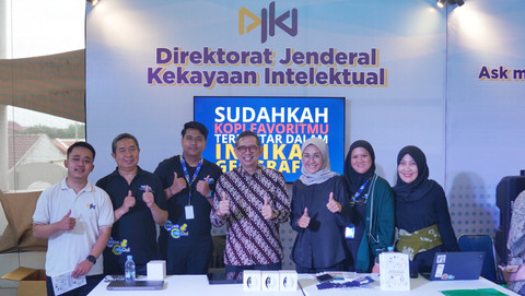 Plt. Dirjen Kekayaan Intelektual Hermansyah Siregar foto bersama usai meninjau booth layanan konsultasi di Muladi Dome, Universitas Diponegoro, Semarang pada Rabu (19/11). Foto: Dok DJKI