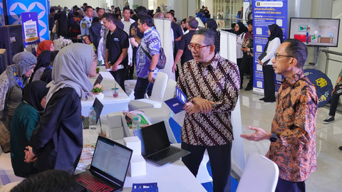 Plt. Dirjen Kekayaan Intelektual Hermansyah Siregar meninjau booth layanan konsultasi di Muladi Dome, Universitas Diponegoro, Semarang pada Rabu (19/11). Foto: Dok DJKI