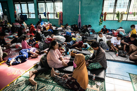 Warga Dusun Situkung berada di posko pengungsian bencana tanah longsor di GOR Desa Beji, Kecamatan Pandanarum, Kabupaten Banjarnegara, Jawa Tengah, Kamis (20/11/2025). Foto: Aprillio Akbar/ANTARA FOTO