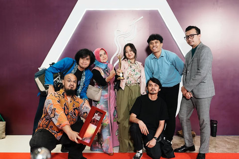 Adik dan ibu Gustiwiw terima Piala AMI Awards 2025. Foto: Instagram @bunganafisa99