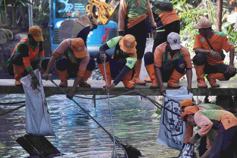 Sejumlah petugas mengeruk Kali Cakung Lama. Foto: dok. Pemprov DKI Jakarta
