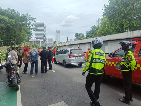 Sejumlah petugas menangani pohon tumbang di dekat Bundaran Senayan pada Kamis (20/11). Foto: Dok. Istimewa
