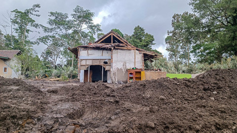 Kondisi Dusun Gumukmas, Desa Supiturang, Kecamatan Pronojiwo, Kabupaten Lumajang, yang terkena erupsi Gunung Semeru, Kamis (20/11/2025). Foto: Farusma Okta Verdian/kumparan