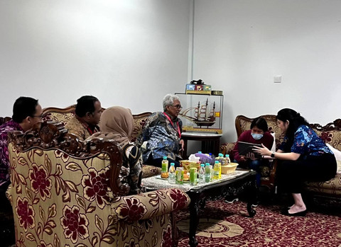 Momen SN (47), PMI asal Temanggung yang disiksa majikannya selama 21 tahun dan tak digaji di Malaysia video call dengan keluarga. Foto: Dok. Istimewa