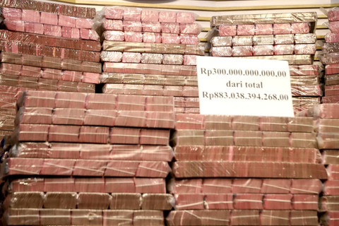 Aset hasil rampasan dari senilai kurang lebih Rp 883 miliar (ditampilkan Rp 300 miliar) yang ditumpuk akan diserahkan KPK kepada PT Taspen di Gedung KPK, Jakarta, Kamis (20/11/2025).  Foto: Iqbal Firdaus/kumparan