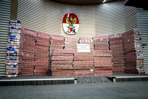KPK menumpukan aset hasil rampasan dari senilai kurang lebih Rp 883 miliar (ditampilkan Rp 300 miliar) yang akan diserahkan KPK kepada PT Taspen di Gedung KPK, Jakarta, Kamis (20/11/2025).   Foto: Iqbal Firdaus/kumparan