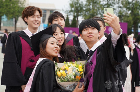 Mahasiswa Tsinghua University sedang swafoto setelah wisuda. Foto: tsinghua.edu.cn
