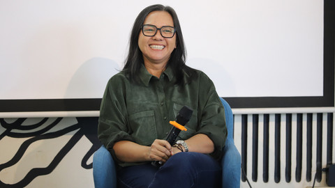 Penulis Ratih Kumala saat sesi diskusi di kumparan, Pasar Minggu, Jakarta Selatan, Rabu (19/11/2025). Foto: Iqbal Firdaus/kumparan