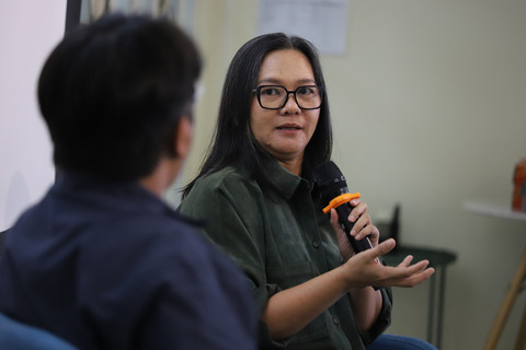 Penulis Ratih Kumala menyampaikan paparan saat sesi diskusi di kumparan, Pasar Minggu, Jakarta Selatan, Rabu (19/11/2025). Foto: Iqbal Firdaus/kumparan
