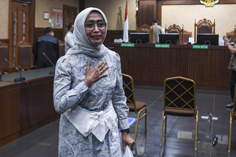 Terdakwa kasus dugaan korupsi di PT ASDP Ira Puspadewi berjalan usai menjalani sidang dengan agenda pembacaan vonis di Pengadilan Tipikor, Jakarta, Kamis (20/11/2025). Foto: Muhammad Adimaja/ANTARA FOTO