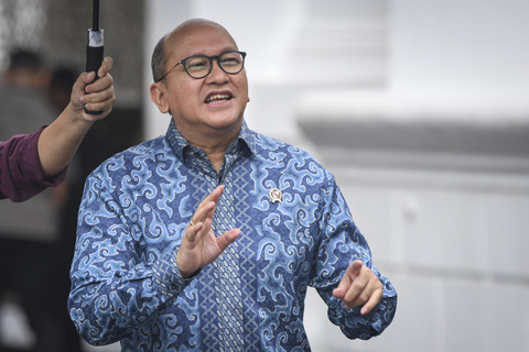 Menteri Investasi dan Hilirisasi/Kepala BKPM Rosan Roeslani berjalan usai mengikuti rapat terbatas Kabinet Merah Putih di Istana Negara, Jakarta, Selasa (18/11/2025). Foto: Aditya Pradana Putra/ANTARA FOTO