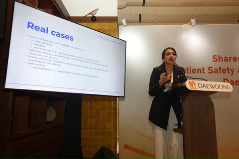 Dokter spesialis kulit  dr. Anesia Tania, SpDVE di acara Anti-Counterfeit Media Briefing 2025, pada Kamis (13/11). Foto: Daewoong Pharmaceutical Company Indonesia