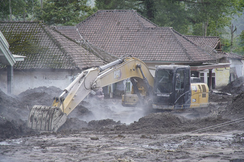 Petugas membersihkan jalan dari timbunan material vulkanis di Desa Supiturang, Pronojiwo, Lumajang, Jawa Timur, Kamis (20/11/2025). Foto: Irfan Sumanjaya/ANTARA FOTO