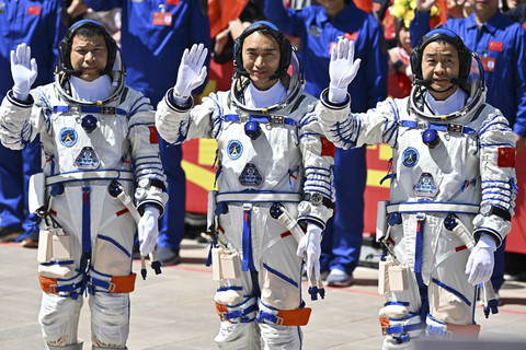 Astronaut untuk misi luar angkasa Shenzhou-20 China melambaikan tangan dalam upacara keberangkatan ke pesawat luar angkasa Shenzhou-20 di Pusat Peluncuran Satelit Jiuquan di gurun Gobi, China, Kamis (24/4/2025). Foto: Pedro Pardo/AFP