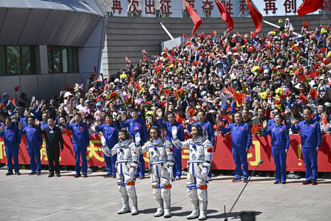 Tiga astronaut yang akan terbang pada Kamis (24/4) ini bernama Wang Jie, Chen Zhongrui, dan Chen Dong. Foto: Pedro Pardo/AFP