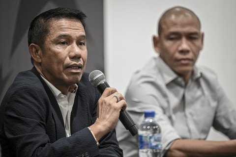Sekjen PSSI Yunus Nusi (kiri) dan pelatih Timnas Sepak Bola Indonesia U-20 Nova Arianto (kanan) menyampaikan keterangan pers terkait perkembangan sepak bola Indonesia di GBK Arena, Jakarta, Kamis (20/11/2025). Foto: Fauzan/ANTARA FOTO