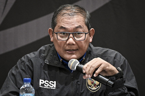 Ketua Badan Tim Nasional PSSI Sumardji menyampaikan keterangan pers terkait perkembangan sepak bola Indonesia di GBK Arena, Jakarta, Kamis (20/11/2025). Foto: Fauzan/ANTARA FOTO
