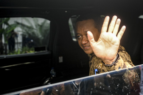 Menteri ESDM Bahlil Lahadalia melambaikan tangannya usai bertemu dengan Presiden Prabowo Subianto di Kompleks Istana Kepresidenan, Jakarta, Kamis (20/11/2025). Foto: Hafidz Mubarak A/ ANTARA FOTO
