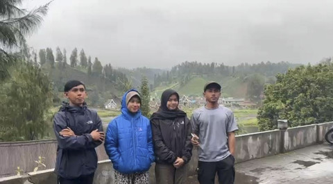 Sejumlah pendaki yang sempat terjebak di Ranu Kumbolo saat Erupsi Semeru. Foto: Dok. Istimewa